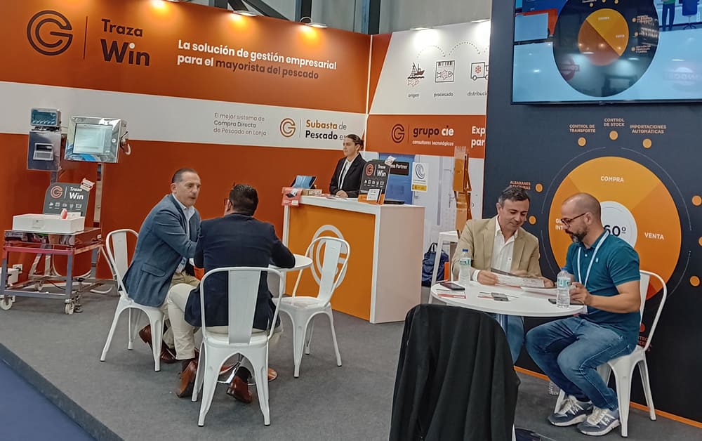 Fernando Villasante y Paco Córcoles de Grupo CIE atienden a los asistentes en Conxemar 2023